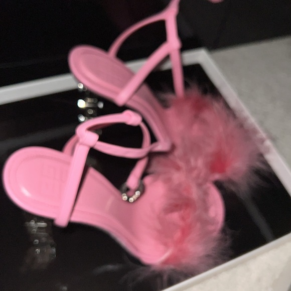Pretty pink fur givenchy heels - Picture 2 of 3
